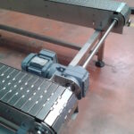 Tapis chaine métallique à palettes métalliques