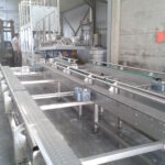 Convoyeur à palettes métalliques pour le transfert de charge lourde