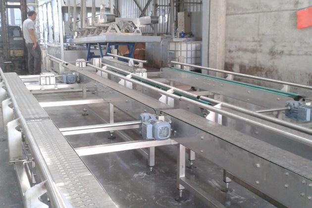 Convoyeur à palettes métalliques pour le transfert de charge lourde