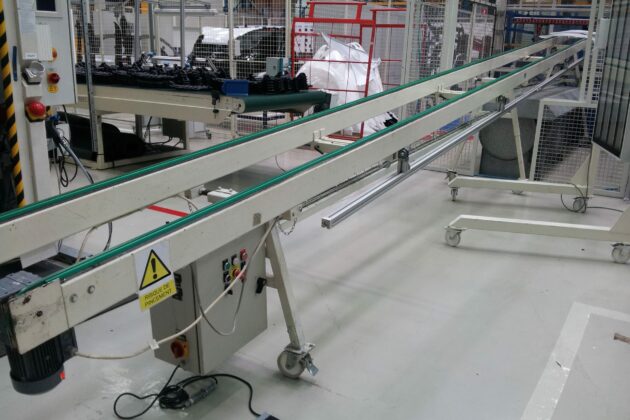 Convoyeur à courroie incliné