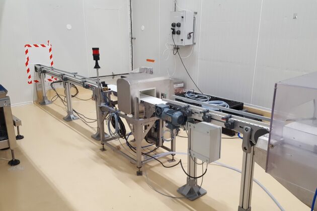 Ligne de convoyage alimentaire avec détection de métaux