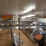 Convoyeur aérien en inox, conçu pour l’industrie agroalimentaire