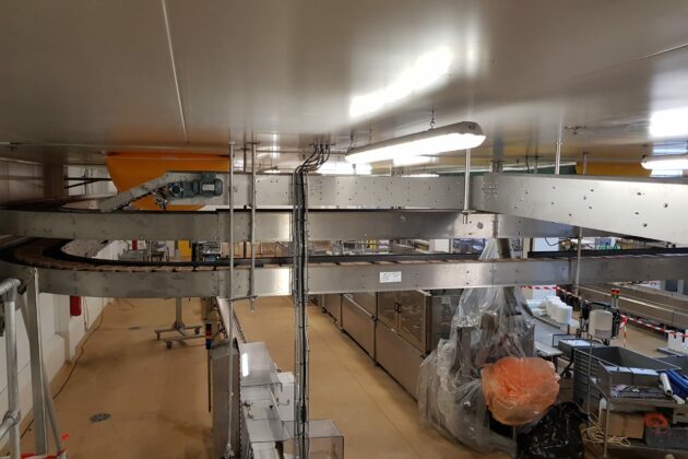 Convoyeur aérien en inox, conçu pour l’industrie agroalimentaire