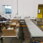 Convoyeur à rouleaux avec éjection de cartons