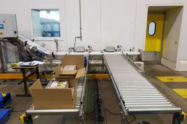 Convoyeur à rouleaux avec éjection de cartons