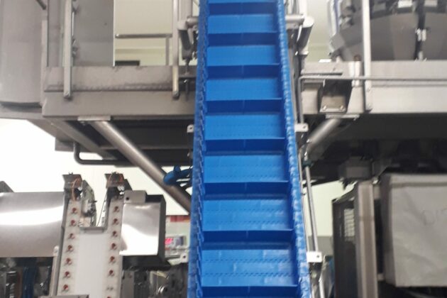 Cette image montre un convoyeur à bande modulaire conçu pour optimiser l'accumulation et le transport de produits, comme des cartons et des bacs, tout en s’adaptant aux contraintes spécifiques des environnements industriels. Sa structure modulaire permet de configurer facilement des courbes et des changements de niveaux pour répondre aux besoins particuliers de chaque installation. Résistant aux lavages à grandes eaux et à l’utilisation de produits désinfectants, ce convoyeur garantit des conditions de propreté et d’hygiène optimales, idéales pour les secteurs nécessitant des normes sanitaires rigoureuses. Polyvalent et durable, il permet aux entreprises d'améliorer la gestion des flux de production, en alliant efficacité et hygiène