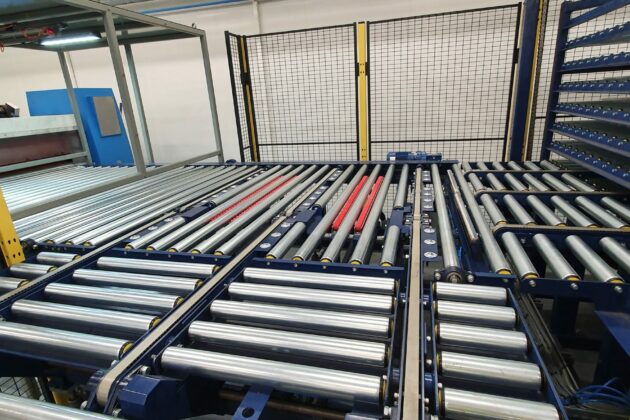 Convoyeur à rouleaux pour un transfert des produits à 90°