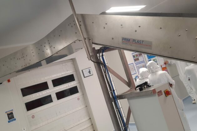 Convoyeur industriel hygiénique spécifiquement conçu pour les environnements de laboratoire pharmaceutique.