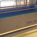 Cette image présente un convoyeur à bande modulaire, conçu pour répondre aux besoins de gestion de l'accumulation de produits tels que des cartons et des bacs, tout en s’adaptant aux spécificités de l’environnement industriel du client. Grâce à sa conception modulaire, ce convoyeur peut gérer des changements de direction (courbes) et de niveau (élévations), assurant une intégration optimale dans divers agencements industriels. En plus de sa flexibilité, ce convoyeur est fabriqué pour résister aux nettoyages fréquents à grandes eaux et aux produits désinfectants, garantissant une hygiène maximale pour des secteurs tels que l'agroalimentaire et le pharmaceutique. Ce convoyeur représente une solution idéale pour optimiser les processus de production tout en maintenant des standards élevés de propreté et de durabilité.