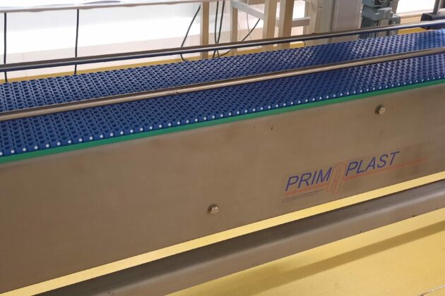 Cette image présente un convoyeur à bande modulaire, conçu pour répondre aux besoins de gestion de l'accumulation de produits tels que des cartons et des bacs, tout en s’adaptant aux spécificités de l’environnement industriel du client. Grâce à sa conception modulaire, ce convoyeur peut gérer des changements de direction (courbes) et de niveau (élévations), assurant une intégration optimale dans divers agencements industriels. En plus de sa flexibilité, ce convoyeur est fabriqué pour résister aux nettoyages fréquents à grandes eaux et aux produits désinfectants, garantissant une hygiène maximale pour des secteurs tels que l'agroalimentaire et le pharmaceutique. Ce convoyeur représente une solution idéale pour optimiser les processus de production tout en maintenant des standards élevés de propreté et de durabilité.