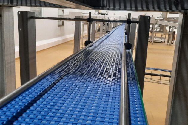 Convoyeur droit à bande modulaire, conçu pour répondre aux besoins de gestion de l'accumulation de produits tels que des cartons et des bacs, tout en s’adaptant aux spécificités de l’environnement industriel du client.