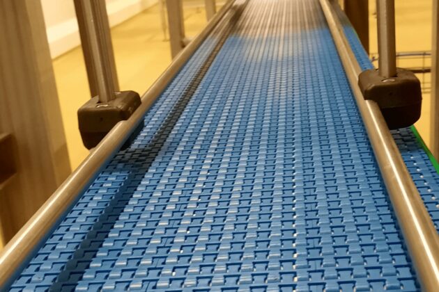 Convoyeur droit à bande modulaire, conçu pour répondre aux besoins de gestion de l'accumulation de produits tels que des cartons et des bacs, tout en s’adaptant aux spécificités de l’environnement industriel du client.