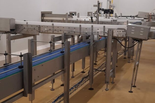 Convoyeur droit à bande modulaire, conçu pour répondre aux besoins de gestion de l'accumulation de produits tels que des cartons et des bacs, tout en s’adaptant aux spécificités de l’environnement industriel du client.