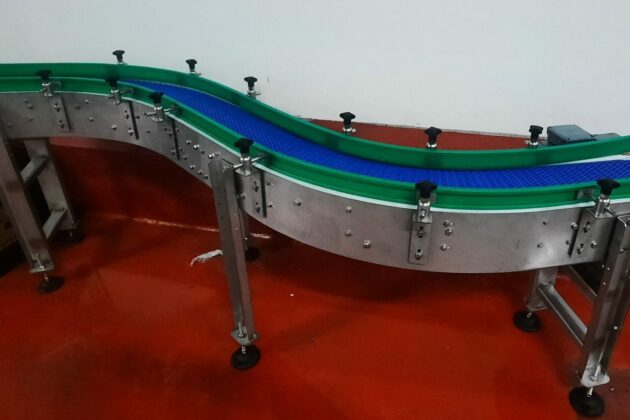 Convoyeur courbe à bande modulaire destiné à l'accumulation de produits dans une installation industrielle.