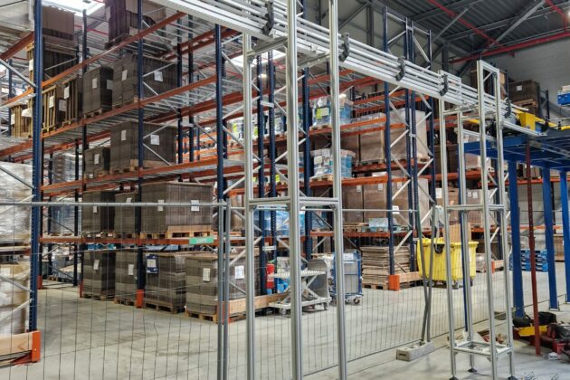 Structure aérienne porteuse supportant une ligne de convoyage dans un environnement agroalimentaire, optimisant le transport des produits.