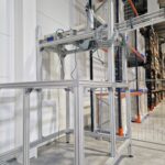 Structure aérienne porteuse supportant une ligne de convoyage dans un environnement agroalimentaire, optimisant le transport des produits.