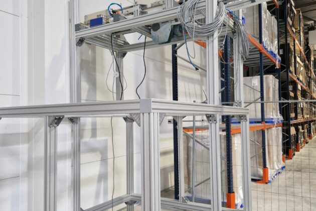 Structure aérienne porteuse supportant une ligne de convoyage dans un environnement agroalimentaire, optimisant le transport des produits.