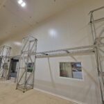 Structure aérienne porteuse supportant une ligne de convoyage dans un environnement agroalimentaire, optimisant le transport des produits.