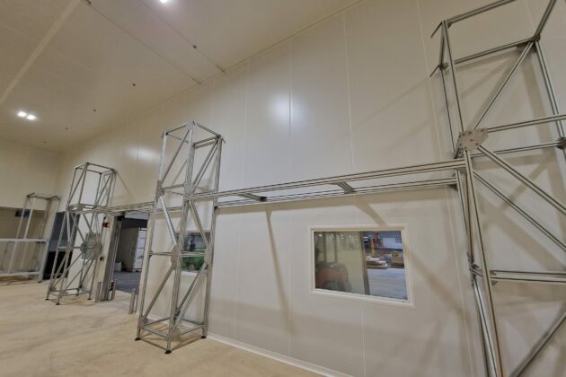 Structure aérienne porteuse supportant une ligne de convoyage dans un environnement agroalimentaire, optimisant le transport des produits.