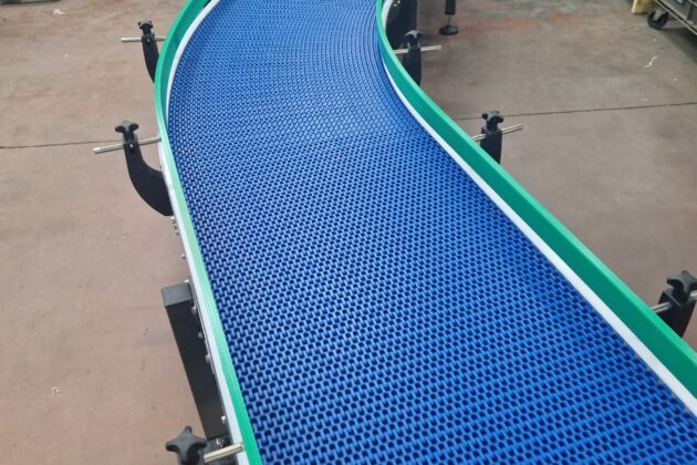 Convoyeur en "S" courbe à bande modulaire destiné à l'accumulation de produits dans une installation industrielle.