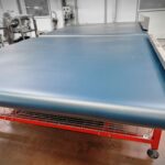 Ce double convoyeur à bande de grande largeur est conçu pour le transport efficace de pièces de grandes tailles dans les environnements industriels.