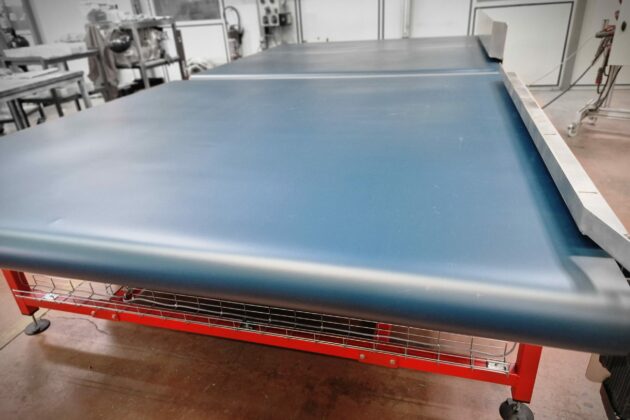 Ce double convoyeur à bande de grande largeur est conçu pour le transport efficace de pièces de grandes tailles dans les environnements industriels.