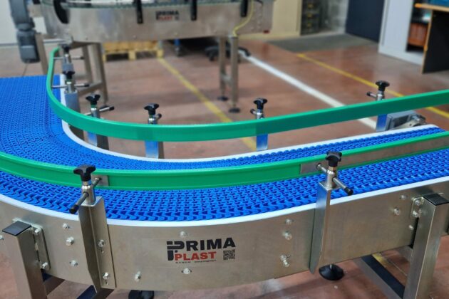 Convoyeur à bande modulaire courbe, conçu pour répondre aux besoins de gestion de l'accumulation de produits tels que des cartons et des bacs, tout en s’adaptant aux spécificités de l’environnement industriel du client.