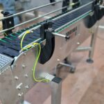 Convoyeurs à palettes plastiques pour la gestion des flux dans des espaces exigus avec contraintes d'accès.