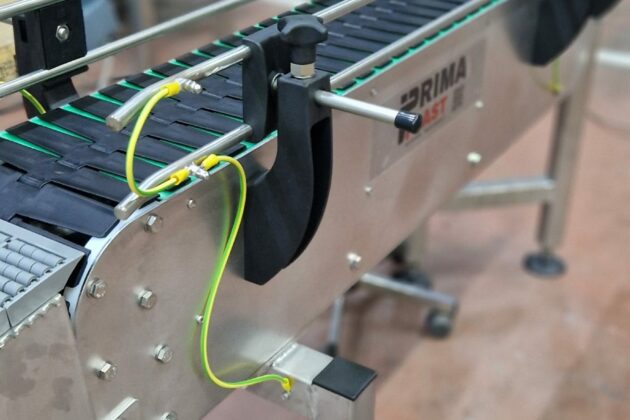 Convoyeurs à palettes plastiques pour la gestion des flux dans des espaces exigus avec contraintes d'accès.