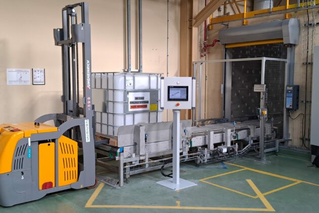 Ligne de convoyage de conteneurs IBC, conçue pour l’industrie chimique et équipée de convoyeurs à chaînes à palettes métalliques.