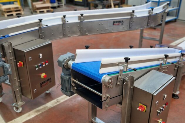 convoyeur agroalimentaire à bande modulaire, spécialement conçu pour gérer des produits en contact direct avec la bande tout en facilitant le passage dans les courbes.