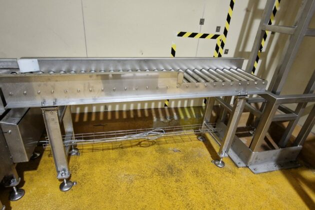 Convoyeur à rouleaux dans un environnement soumis au lavage à grandes eaux et désinfectants, adapté au transport brut de produits alimentaires