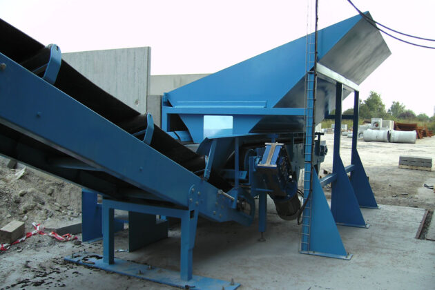 Convoyeur à bande caoutchouc pour le transfert de produits en vrac