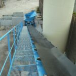 Convoyeur à bande caoutchouc pour le transfert de produits en vrac