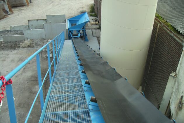 Convoyeur à bande caoutchouc pour le transfert de produits en vrac