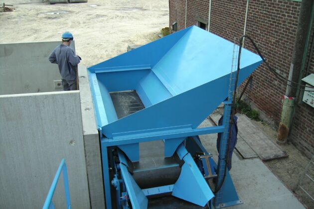 Convoyeur à bande caoutchouc pour le transfert de produits en vrac