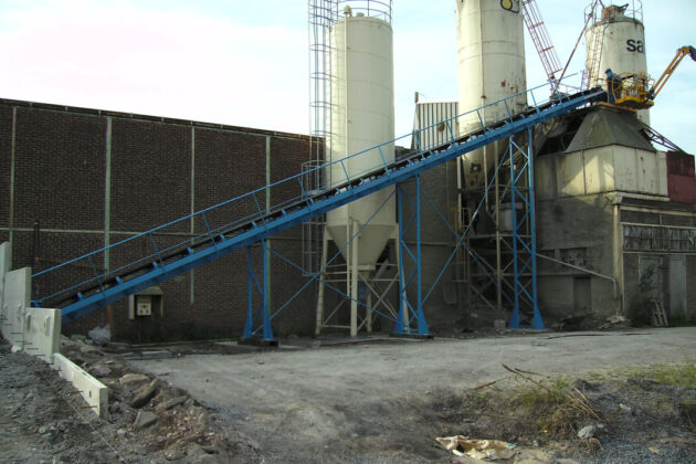 Convoyeur à bande caoutchouc pour le transfert de produits en vrac