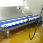 Convoyeur droit alimentaire à bande modulaire, conçu pour répondre aux besoins de gestion de l'accumulation de produits tels que des cartons et des bacs, tout en s’adaptant aux spécificités de l’environnement industriel du client.