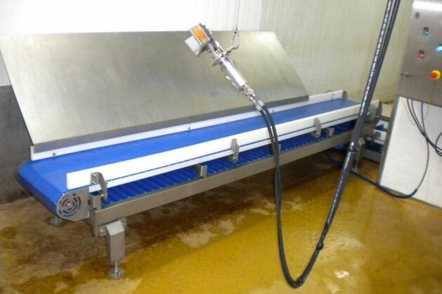 Convoyeur droit alimentaire à bande modulaire, conçu pour répondre aux besoins de gestion de l'accumulation de produits tels que des cartons et des bacs, tout en s’adaptant aux spécificités de l’environnement industriel du client.