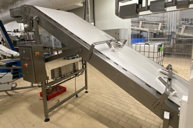 Convoyeur agroalimentaire à bande doté d'un racleur et d'un guide de produit,