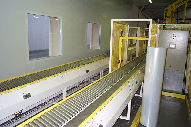 Convoyeur courbe à rouleaux pour le transfert de bobines