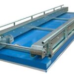 Convoyeur bi-bande à chaîne avec palettes métalliques, conçu pour le transport de charges lourdes dans des environnements industriels.