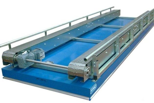 Convoyeur bi-bande à chaîne avec palettes métalliques, conçu pour le transport de charges lourdes dans des environnements industriels.