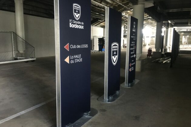 Totem publicitaire stade