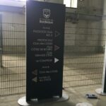 Totem de stade - panneau directionnel - inox