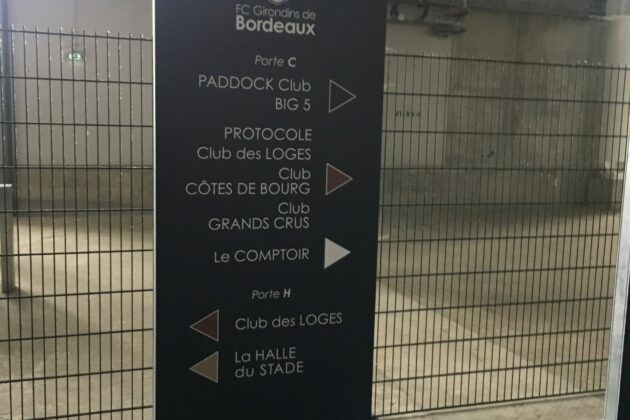 Totem de stade - panneau directionnel - inox