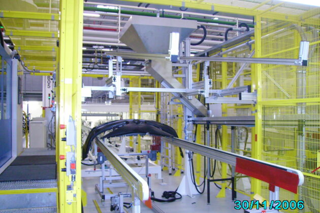 Convoyeur à courroie pour transfert de pare-chocs de voiture