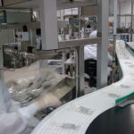 Convoyeur courbe à bande modulaire, conçu pour répondre aux besoins de gestion de l'accumulation de produits tels que des cartons et des bacs, tout en s’adaptant aux spécificités de l’environnement industriel du client.