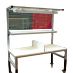 Table de travail ergonomique sur roulettes et éclairage non éblouissant