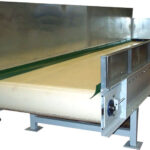 Convoyeur à bande textile et rive haute